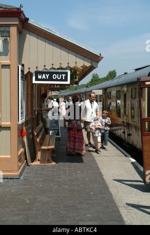 Dans l'attente de passagers à bord des trains en gare de Totnes sur South Devon Railway Banque D'Images