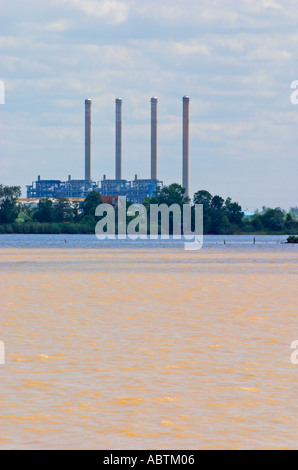 Une vue du bourg de l'autre côté de la rivière Dordogne de la raffinerie d'huile végétale industrielle avec quatre verres de lampe cheminée cheminées. Il peut également être vu de l'autre côté sur la Garonne si l'un est à Macau Margaux. Elle marque où Dordogne et Garonne inscrivez-vous et devenez l'estuaire de la Gironde Côtes de Bourg Bordeaux Gironde Aquitaine France Banque D'Images