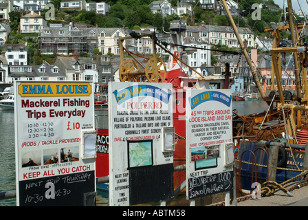 Voyage en bateau signes en station balnéaire de Looe Cornwall en Angleterre Royaume-Uni UK Banque D'Images