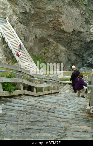 Nous descendons quelques marches raides au château de Tintagel Cornwall England Royaume-Uni UK Banque D'Images