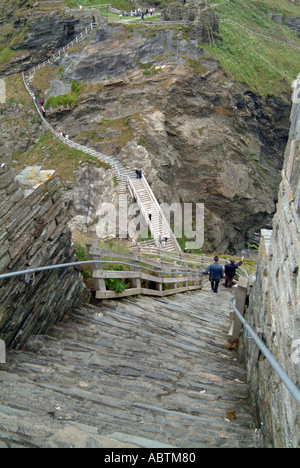 Nous descendons quelques marches raides au château de Tintagel Cornwall England Royaume-Uni UK Banque D'Images