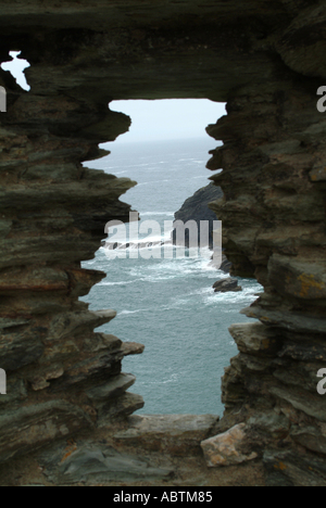 Vue sur l'océan Atlantique à travers la vitre au château de Tintagel Cornwall England Royaume-Uni UK Banque D'Images