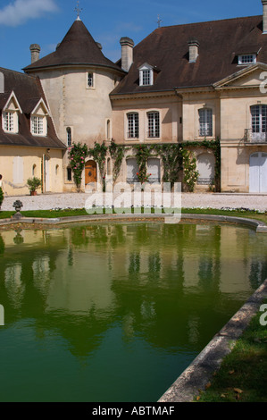 Le bâtiment principal avec sa tour et un étang avec une réflexion Château Bouscaut Cru Classe Cadaujac Graves Pessac-Léognan Bordeaux Gironde Aquitaine France Banque D'Images