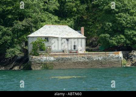 Maison avec toit inhabituelle près de Polruan sur la rivière Fowey Cornwall England Royaume-Uni UK Banque D'Images