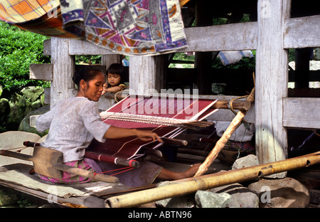 Femme Weaver traditionnel Silalahi Toba Batak (Toba,Karo,Simalungun,Pak Pak, Mandliing, Angkola)tribus Batak,Lac Toba,Sumatra,Indonésie) Banque D'Images