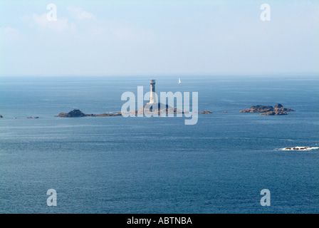 Vue vers les îles rocheuses et phare de Drakkars Lands End Cornwall England Royaume-Uni UK Banque D'Images