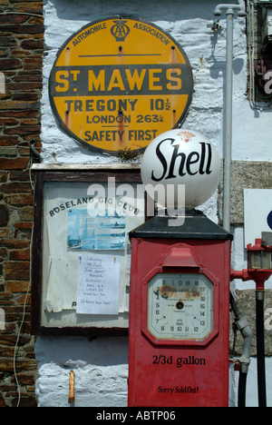 Pompe à essence à l'ancienne et Jaune AA signe sur l'avant à St Mawes Cornwall Banque D'Images