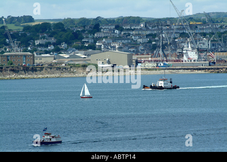Petit Ferry Location de bateau de travail et sur la rivière Fal au large de la ville portuaire de Falmouth Cornwall Royaume-uni UK Banque D'Images