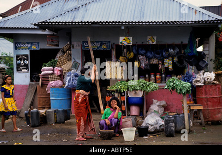 Market Shop Grocer Toba Batak (Toba,Karo,Simalungun,Pak Pak, Mandliing, Angkola)tribus Batak,Lac Toba,Sumatra,Indonésie) Banque D'Images