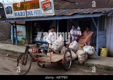 Market Shop Grocer Toba Batak (Toba,Karo,Simalungun,Pak Pak, Mandliing, Angkola)tribus Batak,Lac Toba,Sumatra,Indonésie) Banque D'Images