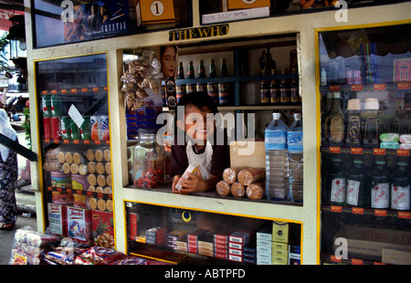 Smiling Little Girl Market Shop Grocer Toba Batak (Toba,Karo,Simalungun,Pak, Mandliing, Angkola)tribus Batak,Lac Toba,Sumatra,Indonésie) Banque D'Images