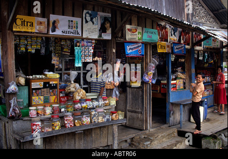 Market Shop Grocer Toba Batak (Toba,Karo,Simalungun,Pak Pak, Mandliing, Angkola)tribus Batak,Lac Toba,Sumatra,Indonésie) Banque D'Images