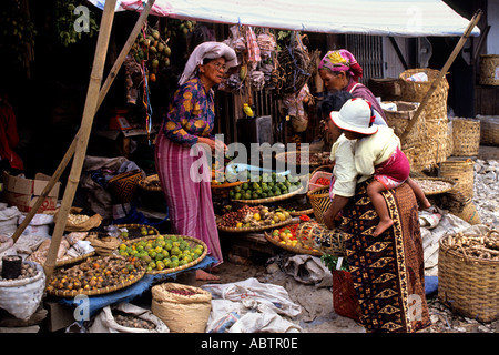 Market Shop Grocer Toba Batak (Toba,Karo,Simalungun,Pak Pak, Mandliing, Angkola)tribus Batak,Lac Toba,Sumatra,Indonésie) Banque D'Images