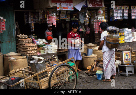 Market Shop Grocer Toba Batak (Toba,Karo,Simalungun,Pak Pak, Mandliing, Angkola)tribus Batak,Lac Toba,Sumatra,Indonésie) Banque D'Images