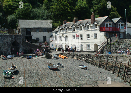 Le Red Lion Hotel Plage de galets et la mer au mur nord du Devon Clovelly Angleterre Royaume-Uni UK Banque D'Images