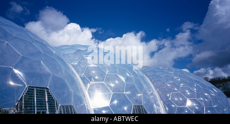 Eden Project, Bodelva, St Austell, Cornwall. Un vaste complexe comprenant l'environnement biomes couverts. Banque D'Images