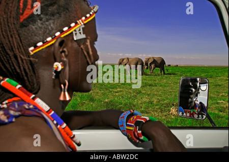 Masais guide Maasai en véhicule à la recherche d'éléphants à parution modèle près du Parc National d'Amboseli au Kenya Banque D'Images