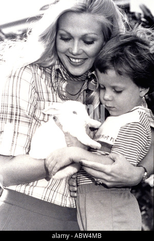 Mère et fille passer du temps de qualité ensemble tenant un lapin blanc moelleux dans B W portrait Banque D'Images