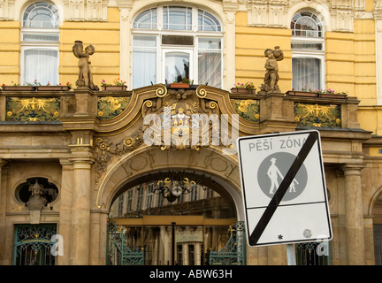 Pražská městská pojišťovna (1899-1901), la "Prague City Insurance Company" est un bâtiment Art nouveau situé sur la place de la Vieille Ville, Prague, République tchèque. Banque D'Images