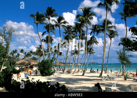 République dominicaine plage bondée palmiers Bayahibe ciel bleu sur la côte sud-est Banque D'Images