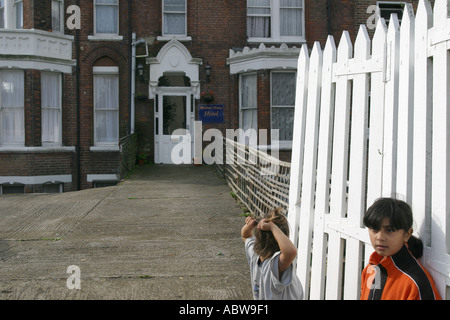 Les enfants réfugiés en attente à l'extérieur d'un hôtel à Dover, Royaume-Uni. L'année 2004. Banque D'Images