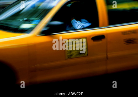 Un New York taxi dans motion. Banque D'Images