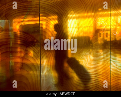 Blurred motion à travers le verre coloré des gens marcher avec assurance à SeaTac airport Seattle Washington USA Banque D'Images