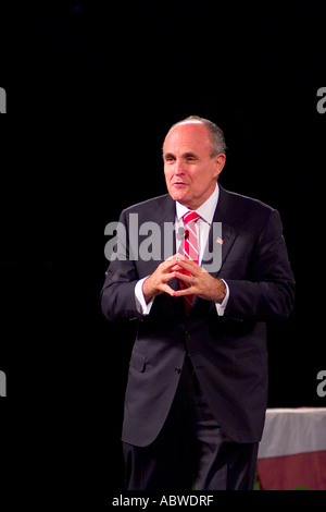 Ancien maire de la ville de New York, Rudy Giuliani conférence francophone à grande foule au cours de séminaire de motivation de Peter Lowe POUR EDITORI Banque D'Images