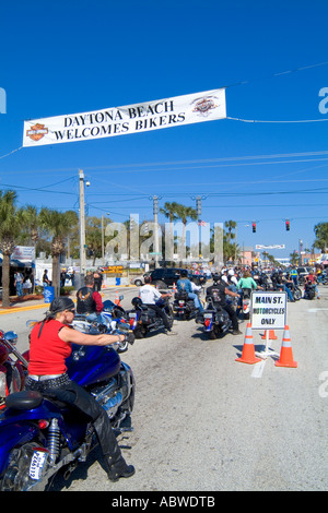 Manifestation de la semaine Biker célèbre Spring Break pour la Bike Week à Daytona Beach en Floride sur la rue Main Banque D'Images