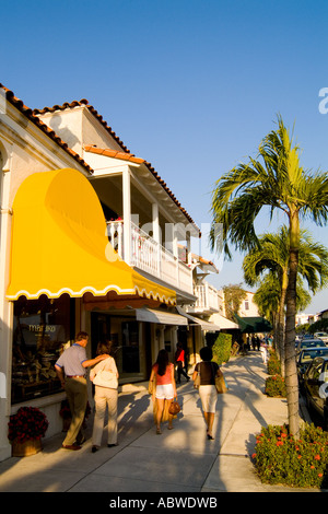 Cher l'immobilier et du shopping sur la célèbre Avenue vaut riche à Palm Beach en Floride avec des palmiers et de la richesse Banque D'Images