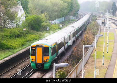 Chemins de fer du sud du train sur la ligne par station Brigton Earlswood Banque D'Images