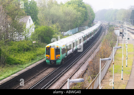 Chemins de fer du sud du train sur la ligne par station Brigton Earlswood Banque D'Images