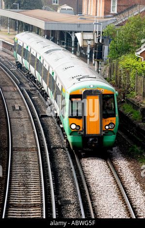 Chemins de fer du sud du train sur la ligne par station Brigton Earlswood Banque D'Images