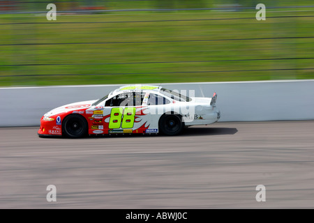 V8 type Nascar stock-cars course sur un circuit ovale incliné Banque D'Images