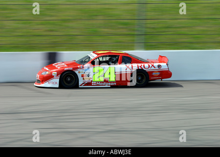 V8 type Nascar stock-cars course sur un circuit ovale incliné Banque D'Images