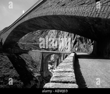 Avis de Devils Bridge dans les montagnes suisses St Gotthard route Banque D'Images