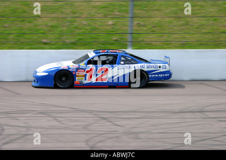 V8 type Nascar stock-cars course sur un circuit ovale incliné Banque D'Images