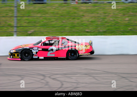 V8 type Nascar stock-cars course sur un circuit ovale incliné Banque D'Images