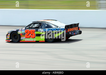 V8 type Nascar stock-cars course sur un circuit ovale incliné Banque D'Images