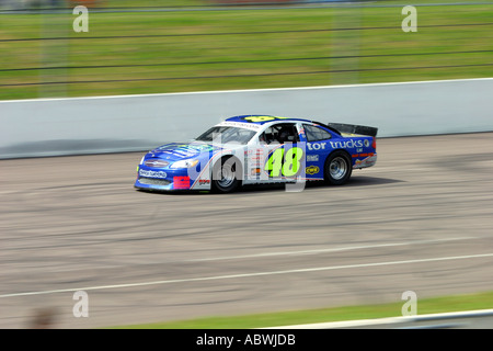 V8 type Nascar stock-cars course sur un circuit ovale incliné Banque D'Images