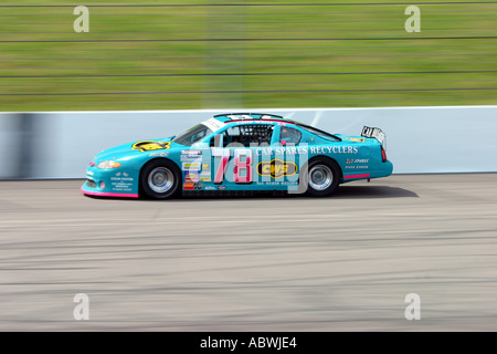 V8 type Nascar stock-cars course sur un circuit ovale incliné Banque D'Images