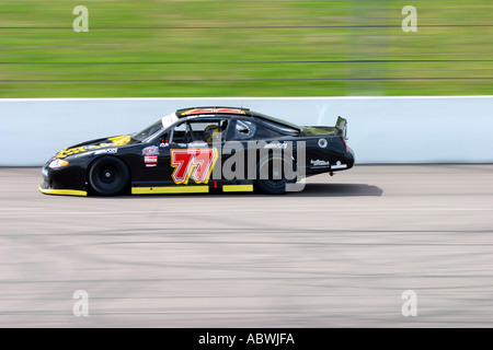 V8 type Nascar stock-cars course sur un circuit ovale incliné Banque D'Images