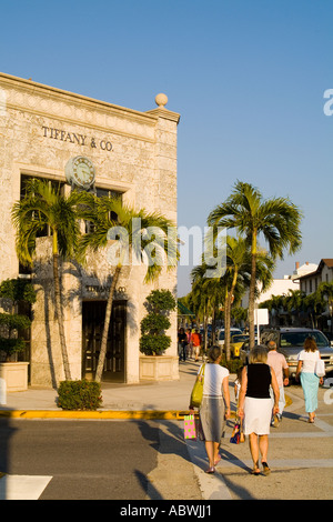 Cher l'immobilier et du shopping sur la célèbre Avenue vaut riche à Palm Beach en Floride avec des palmiers et de la richesse à un Tiffany Banque D'Images