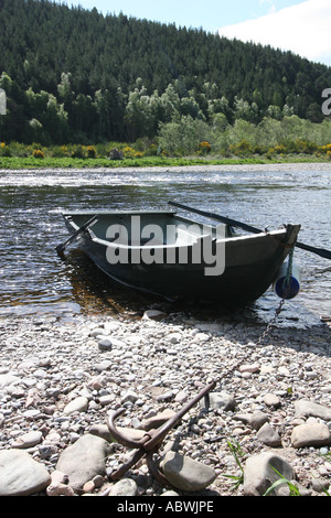 Bateau de pêche "sur la rivière Spey, en Écosse. Banque D'Images
