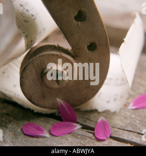 Fragment de l'ancien violon avec de la musique en feuilles et pétales Banque D'Images