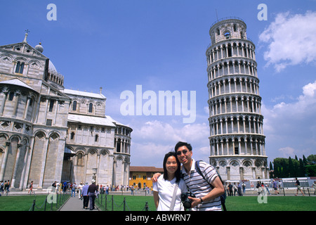 Les touristes asiatiques portrait en face de la célèbre tour penchée de Pise à Pise Italie en vacances locations Banque D'Images