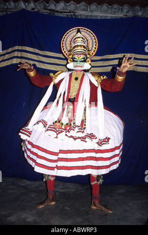 L'exécution de l'Indien du sud de l'Inde classique KATHAKALI danse...........dans le costume traditionnel et le maquillage lourd. Banque D'Images