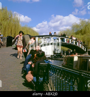 Les gens se détendre par la passerelle à Regents Canal Camden Lock London UK Banque D'Images