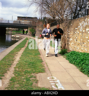 Les gens marcher sur le chemin de halage par Regents Canal zone Kings Cross London UK KATHY DEWITT Banque D'Images