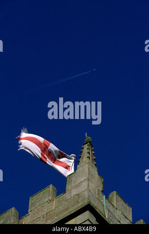 St Michaels church Longton Lancashire jet passant au-dessus de spire et d'un drapeau Banque D'Images